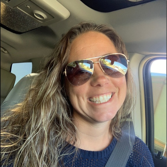 Meet your Posher, Elizabeth - Picture 3 of 3